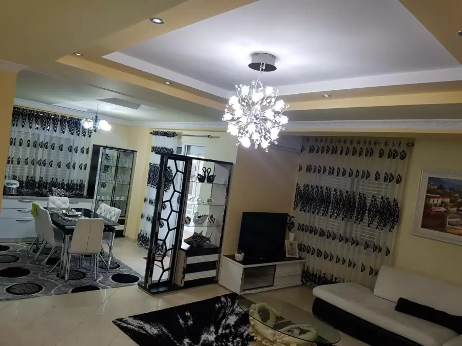 Shitet Apartamenti Plazh Durres