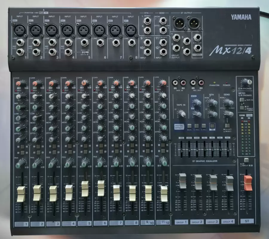 Yamaha MX12/4 Mixer Audio Profesional